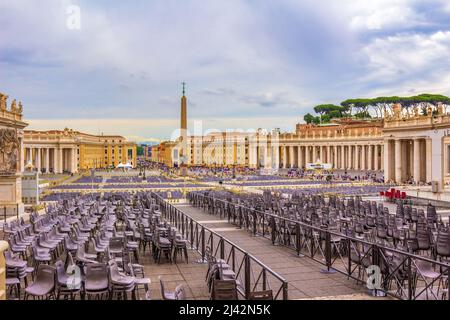 Überfüllter Petersplatz`s, Piazza San Pietro Vatican mit Brunnen, die von Carlo Maderno und Gian Lorenzo Bernini zur Verzierung des Platzes geschaffen wurden, Vatikan Stockfoto